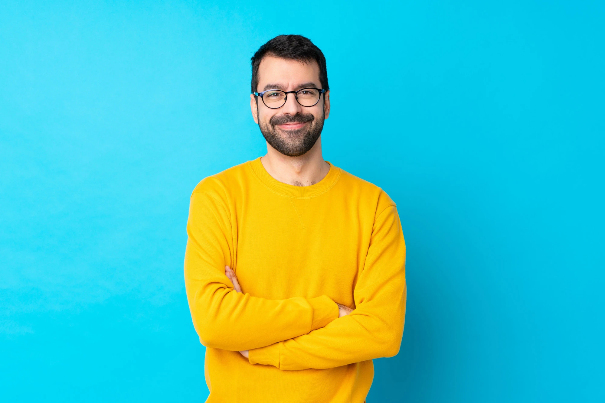 20230416000517_fpdl.in_young-caucasian-man-isolated-blue-wall-with-glasses-happy_1368-76399